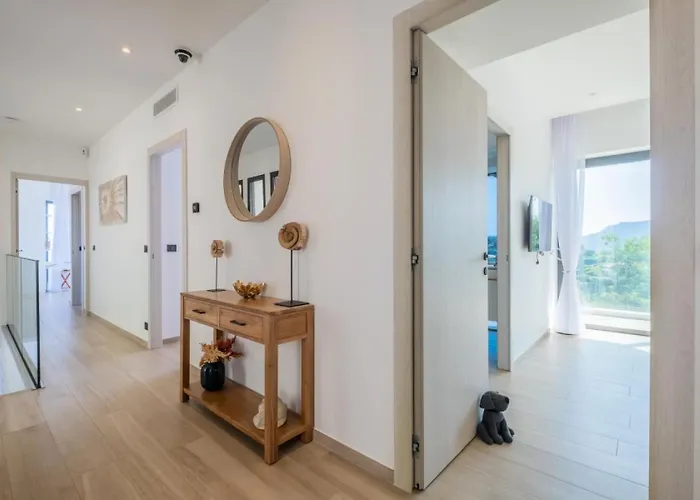 Maison D'architecte Avec Piscine Chauffee & Sublime Vue - Maison D'architecte Avec Piscine Chauffee & Sublime Vue Mae-2273 *